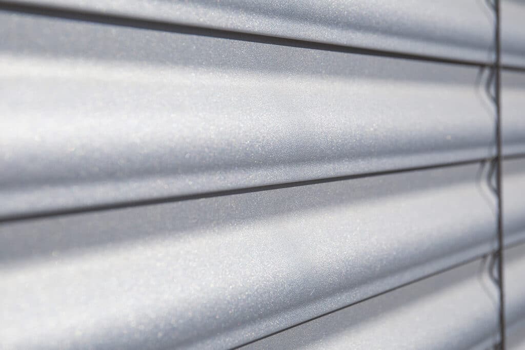 Detailný pohľad na vlnkovitý tvar žalúzií NEVA S-90