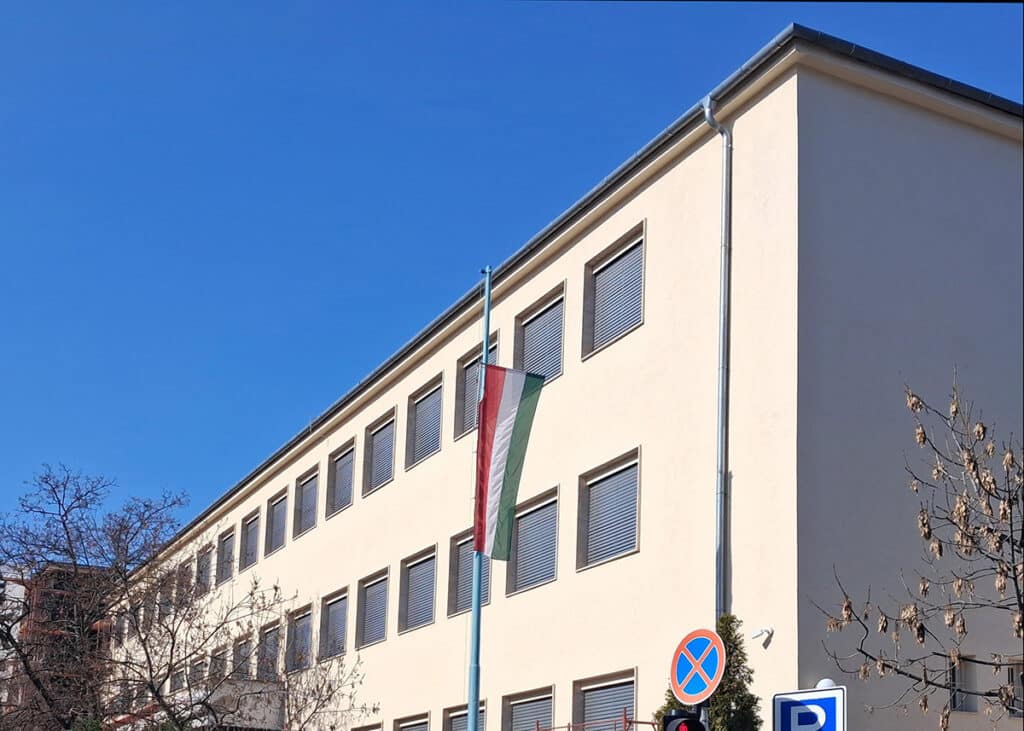 épület NEVA zsaluziákkal