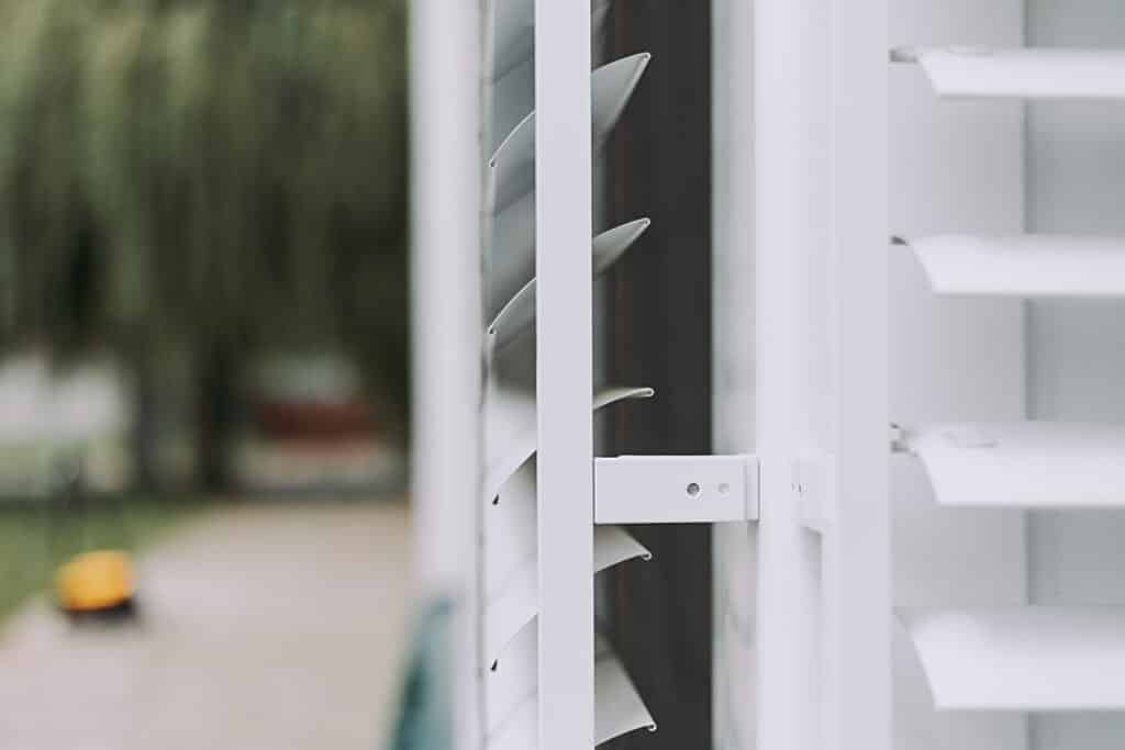 Pootvorené vonkajšie žalúzie v tvare písmena "C" - NEVA C80