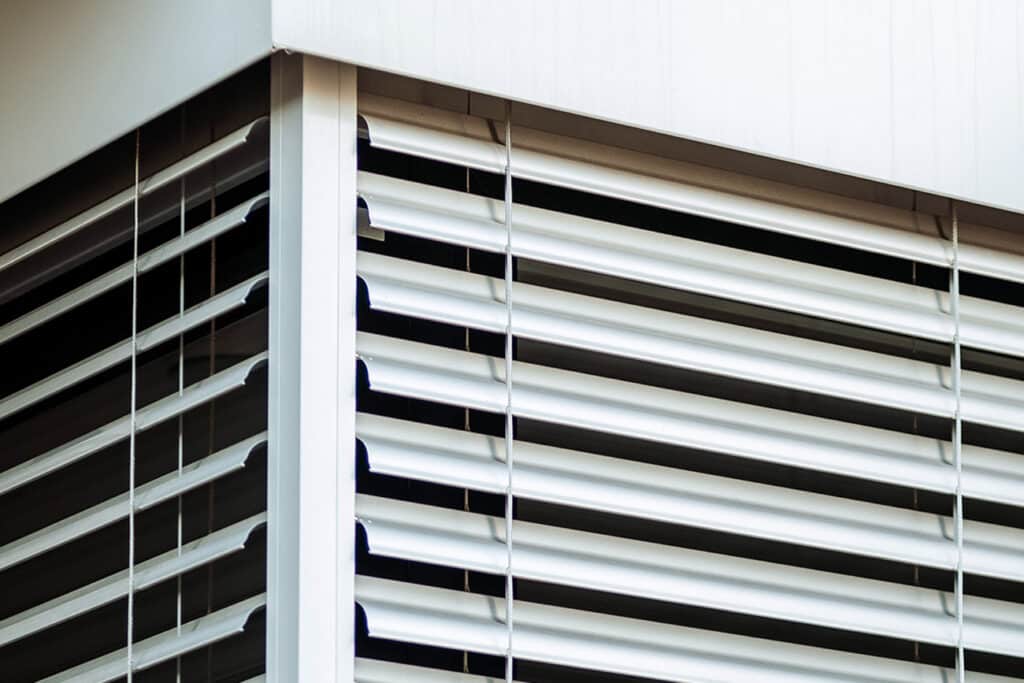 Žalúzie NEVA S-90 otovrené na 45 stupňov