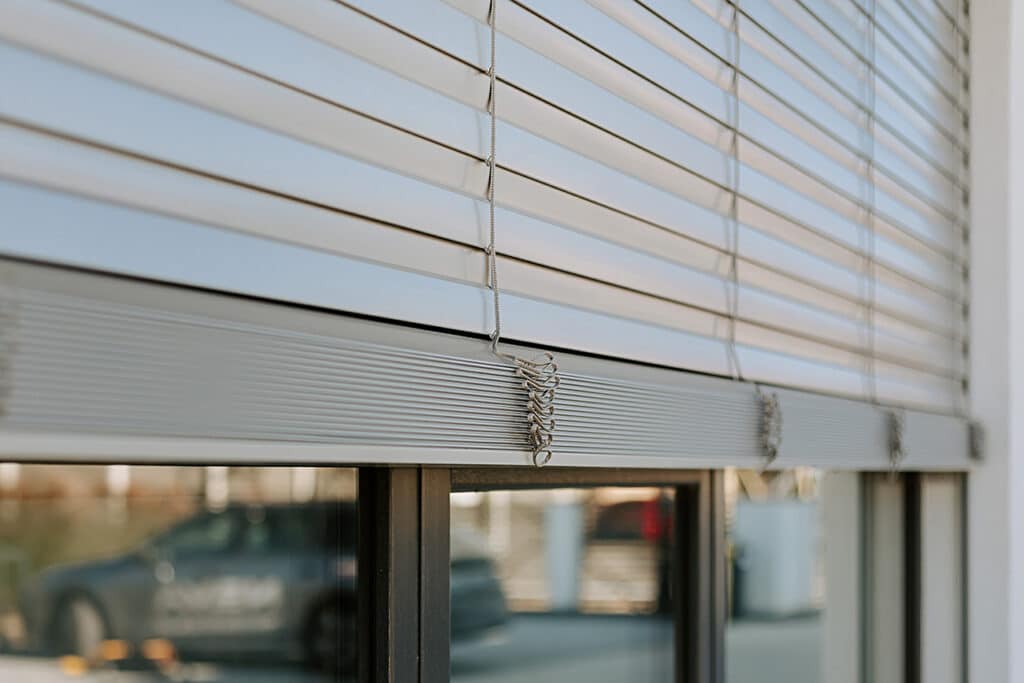 Do polovice stiahnuté a zatvorené žalúzie NEVA Z-90