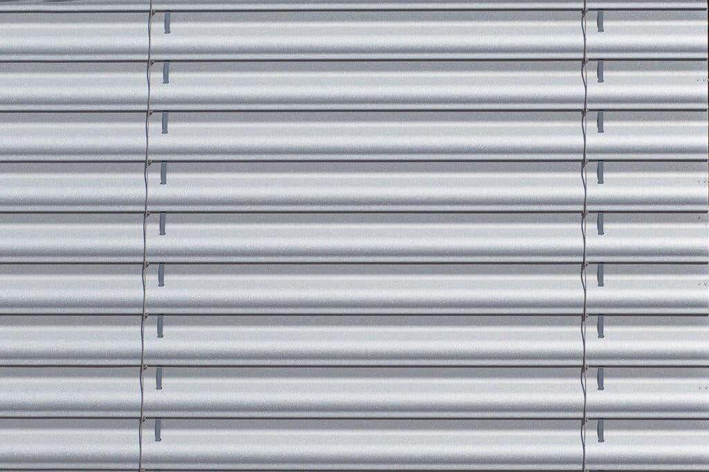 Oblé žalúzie NEVA S-90 v zatvorenej polohe