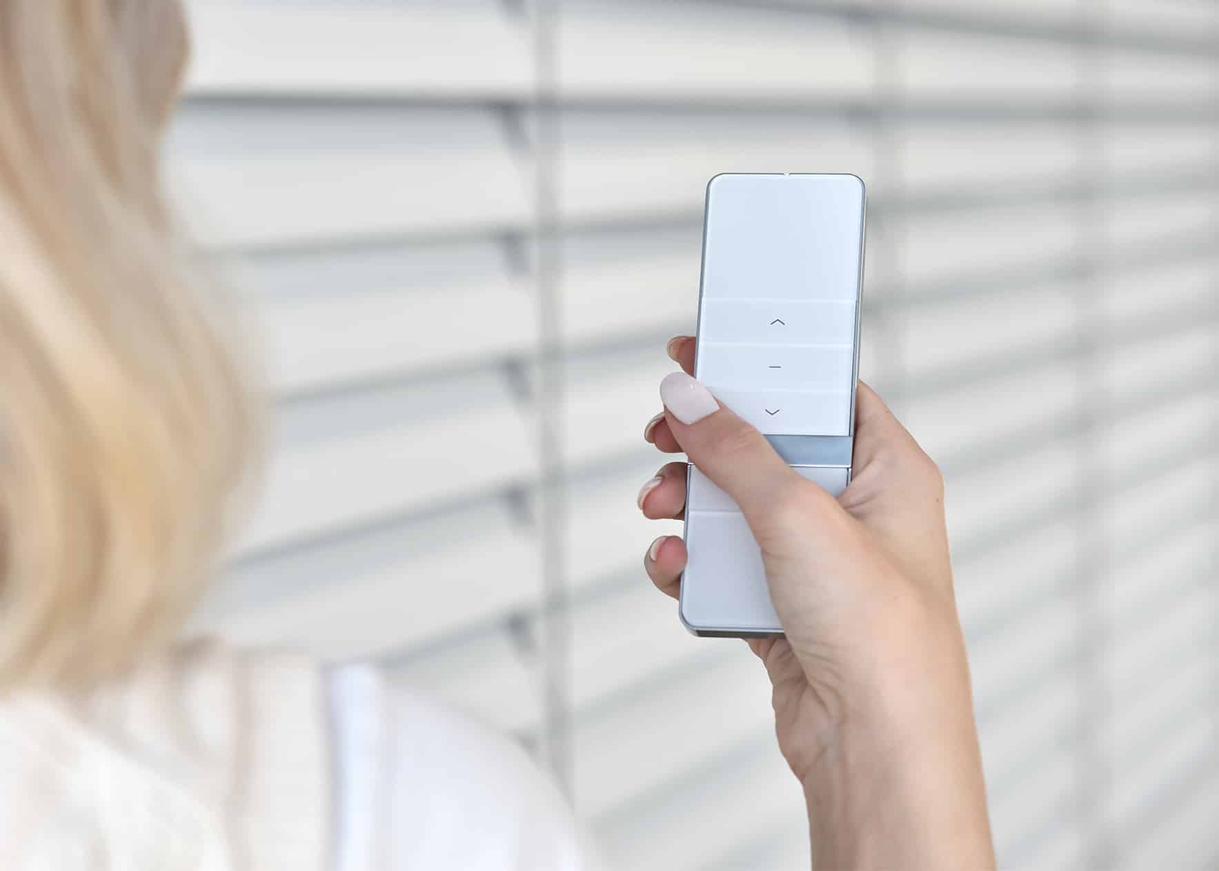 Žena drží v ruke ovládač  KAISER MANO 