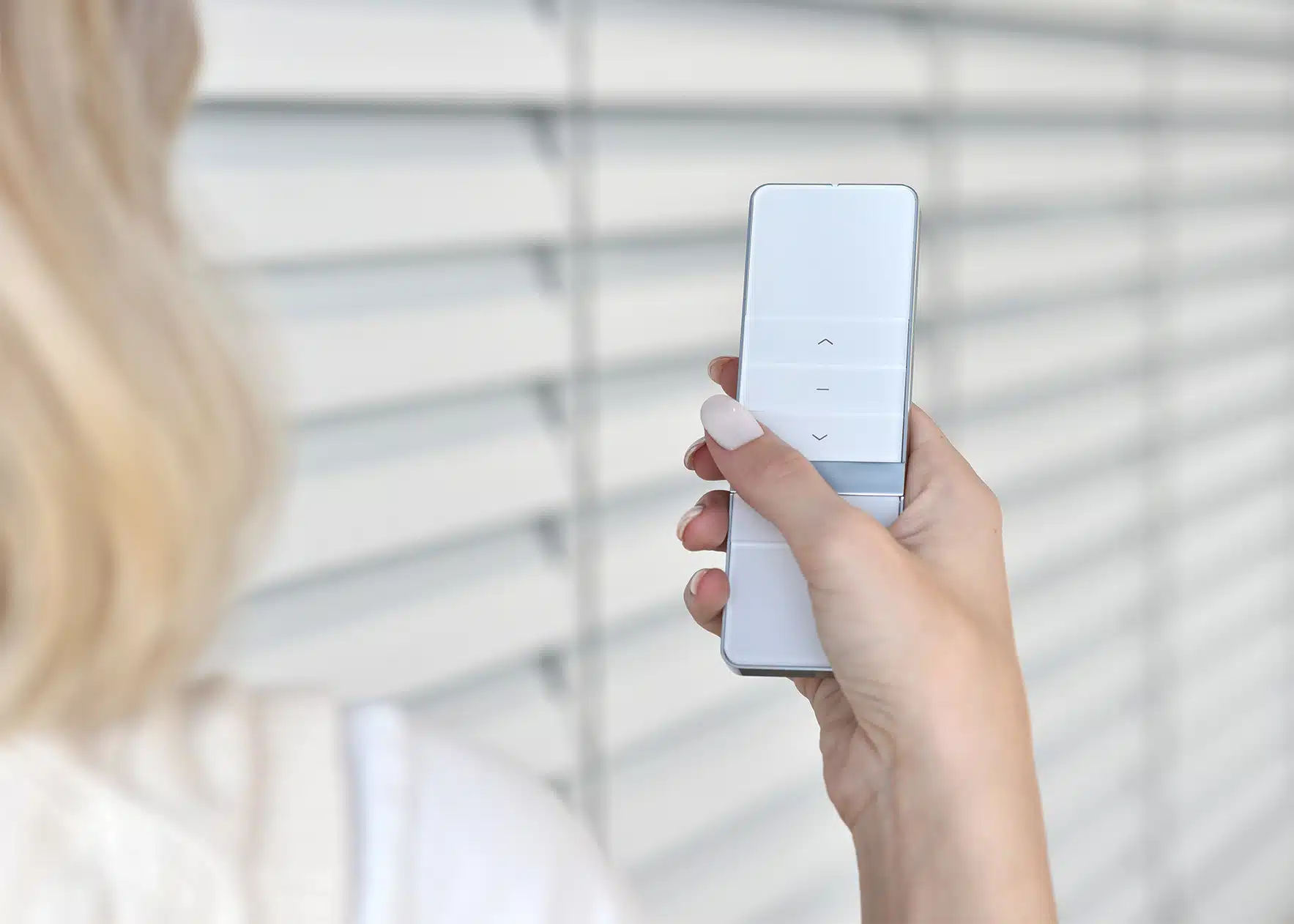 Žena drží v ruke ovládač KAISER MANO