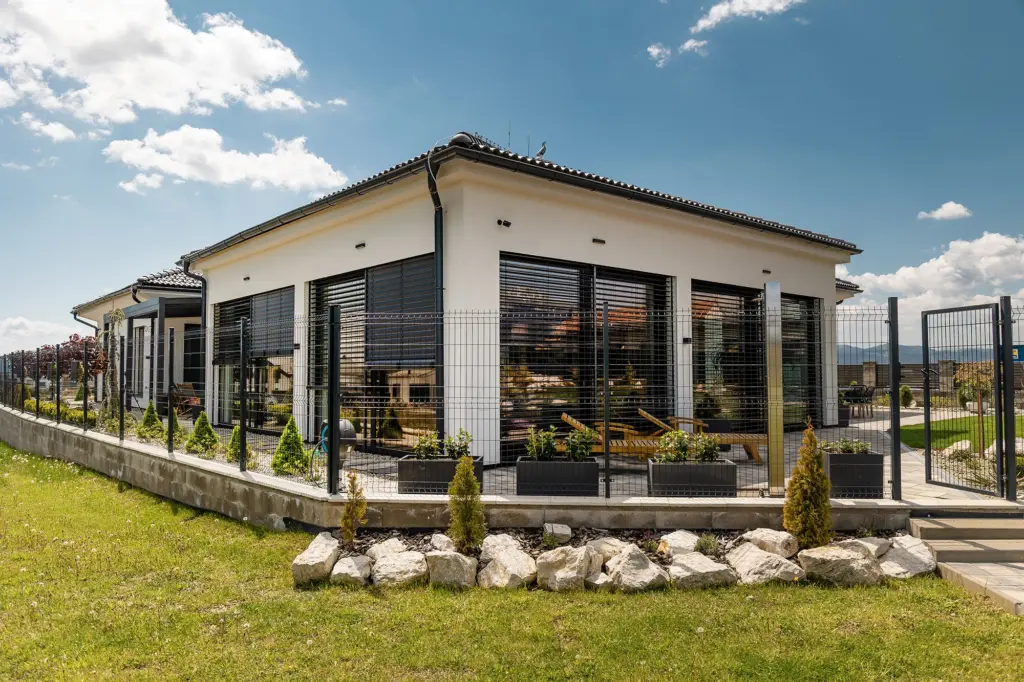 Rodinný dom s elektrickými žalúziami NEVA, ktoré sú zapojené do LOXONE