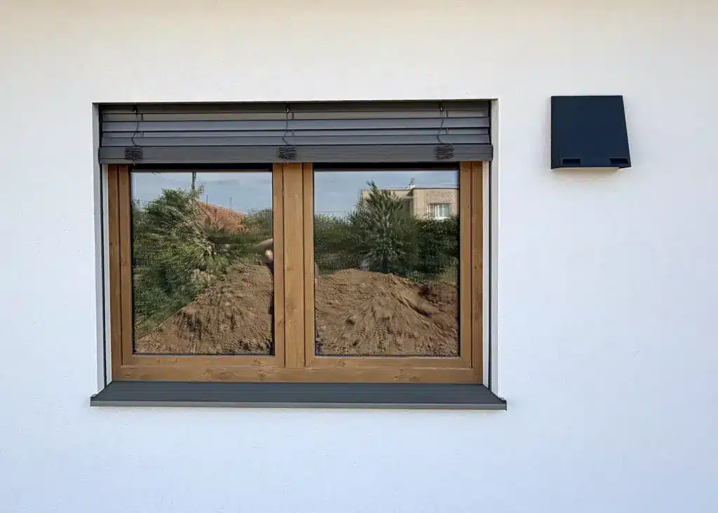 Okno v drevodekore s antracitovými vonkajšími žalúziami NEVA