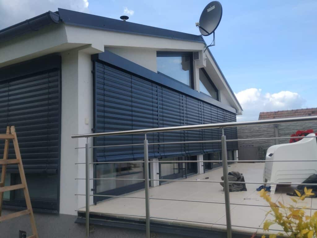 Exteriérové žalúzie namontované na dome pri Bratislave