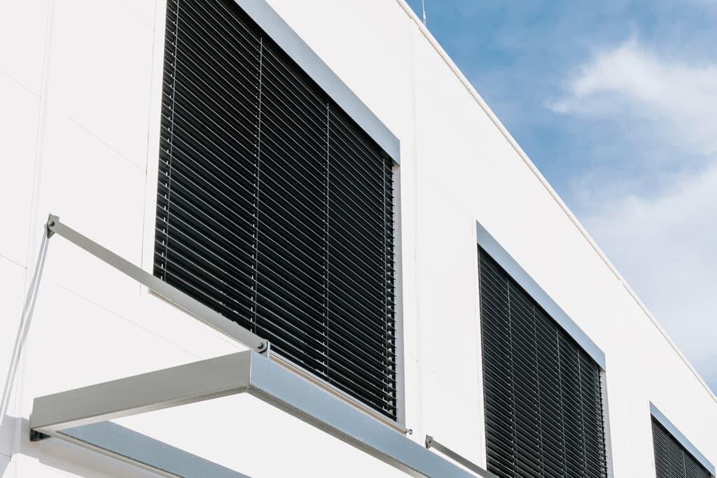 antracitové exteriérové žalúzie NEVA, priznaný kastlík