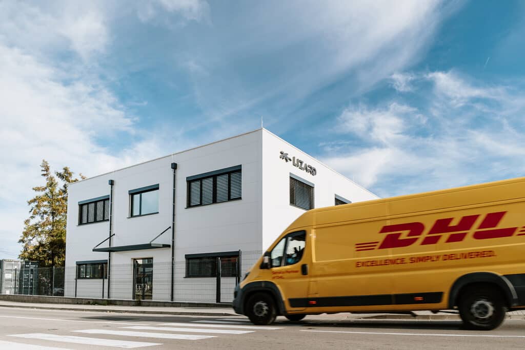 Auto DHL a budova výrobcu športových legín LIZARD