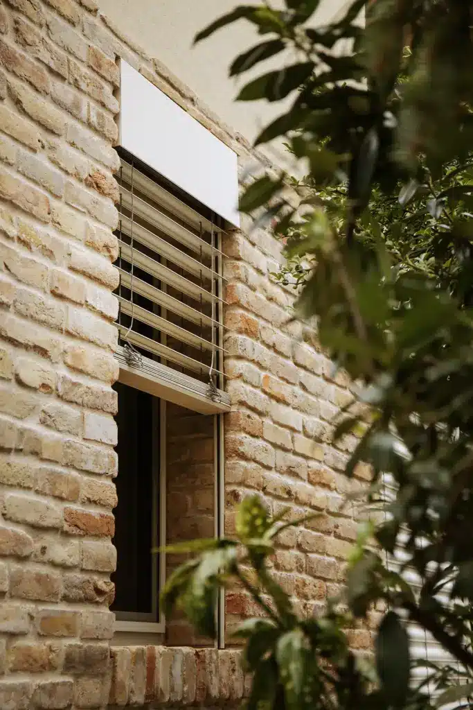 vysoké okno s priznanými vonkajšími žalúziami NEVA